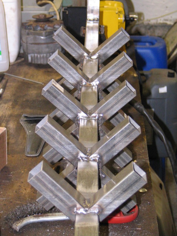 Die letzten Ausleger für Fehlstart werden angeschweißt