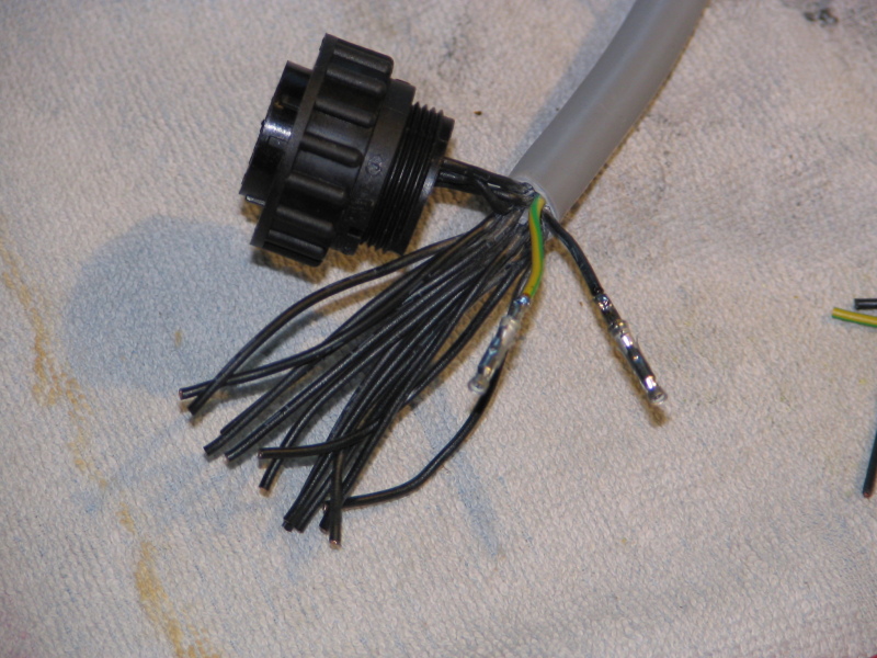 Erste Anschlüsse montiert