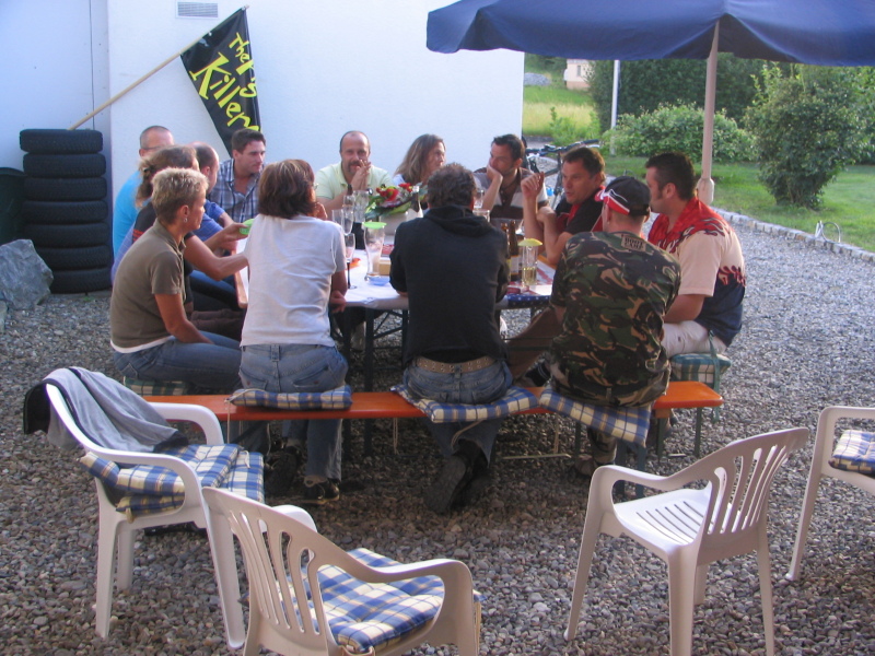 "The Pigdog Killers", "US-CUSTOM-CRUISER" und Familie an einem Tisch