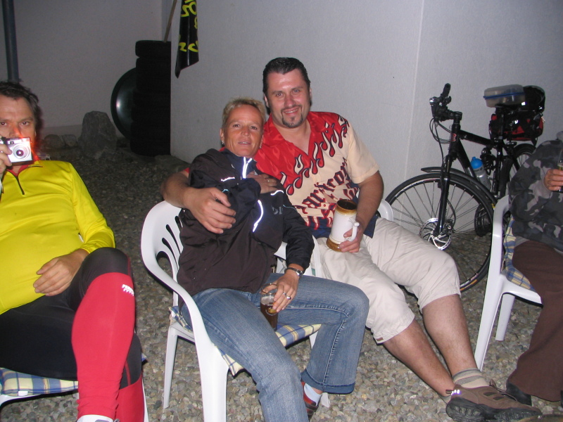 Gemütliche Runde ums Feuer