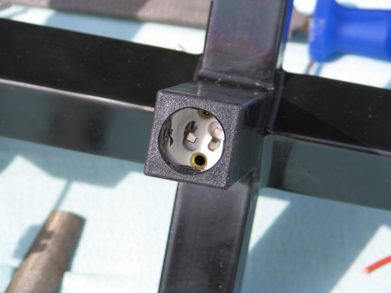 Fassung für eine Pre-Start Lampe in den Ausleger eingepasst