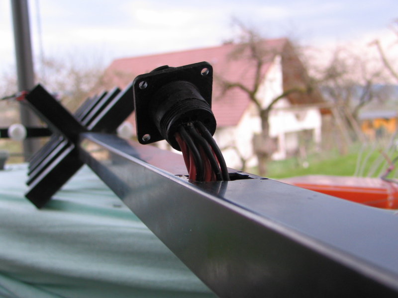 Kabel mittels Isolierband zugentlastet und gegen scharfe Kanten geschützt