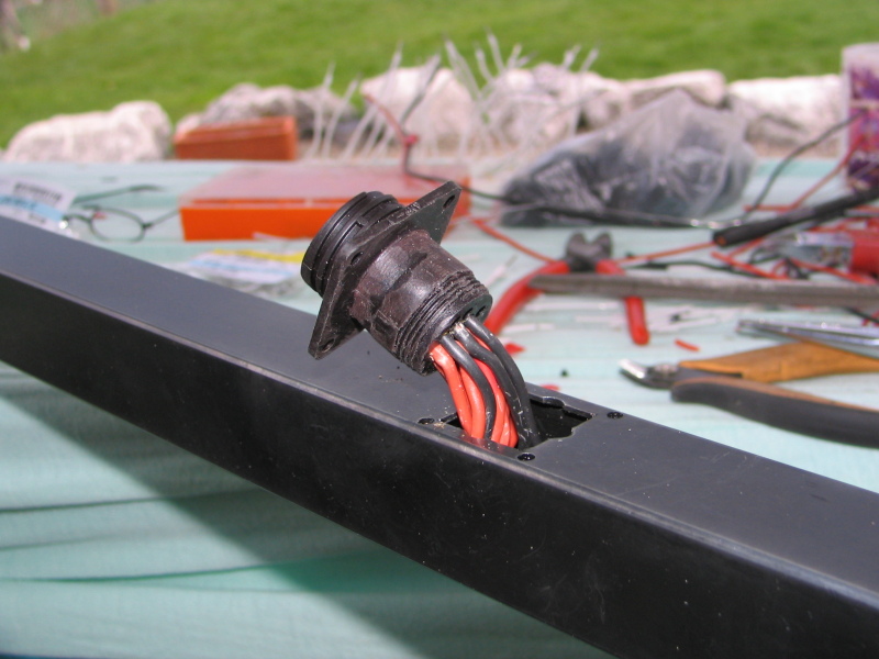 Alle Kabel verarbeitet, Steckverbindungs-Kontakthülse voll belegt