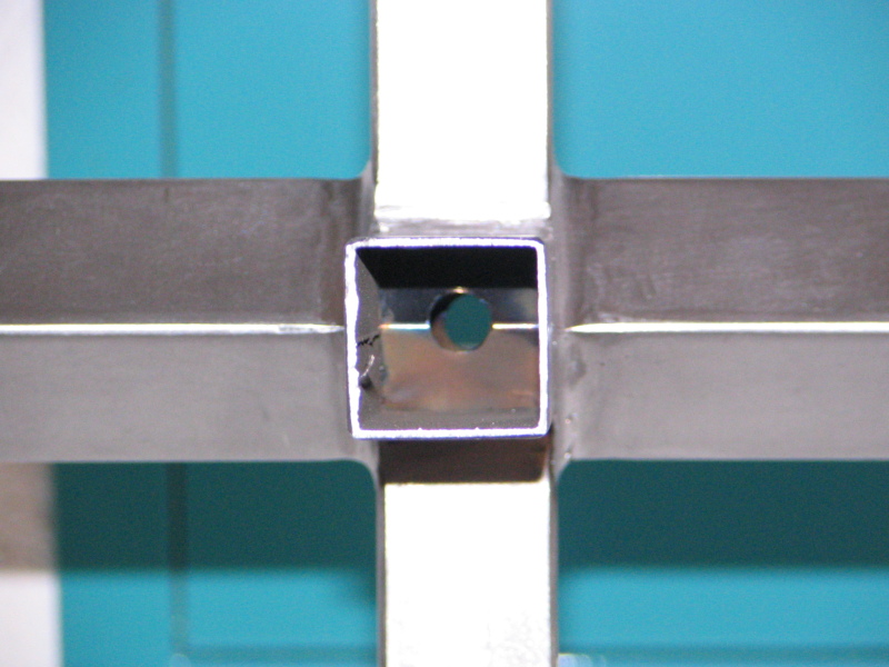 Blick in einen der Ausleger wo das Loch für den Kabelauslass sichbar wird