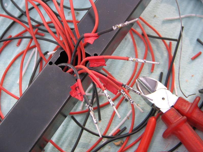 Kabel sortieren und Steckverbindungskontakte aufquetschen