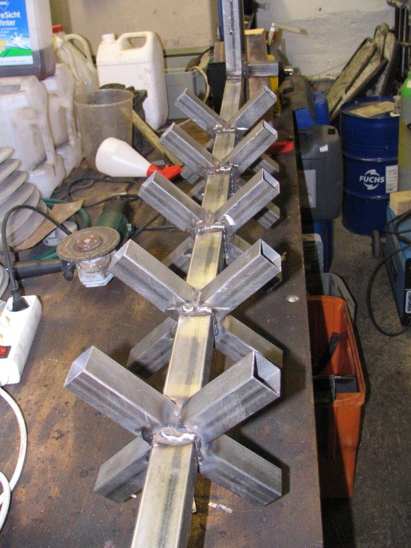 Alle Ausleger für die Lampen sind angeschweißt