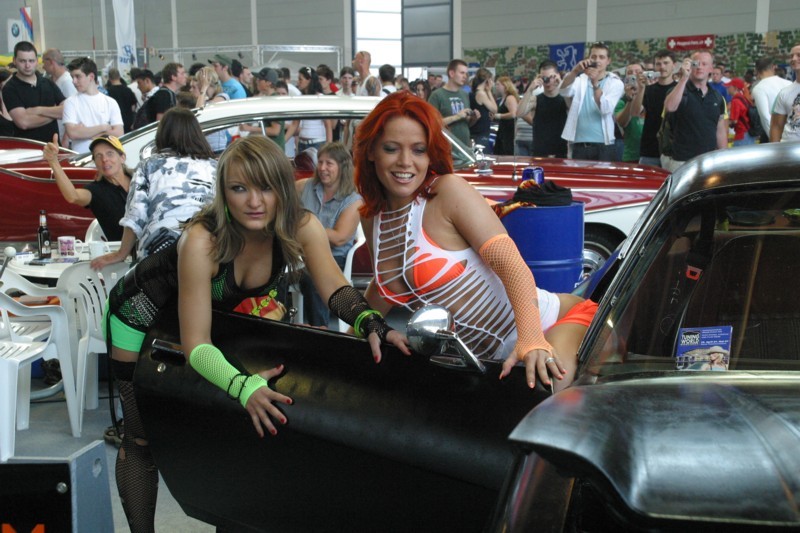 Wer ist die Dame rechts???