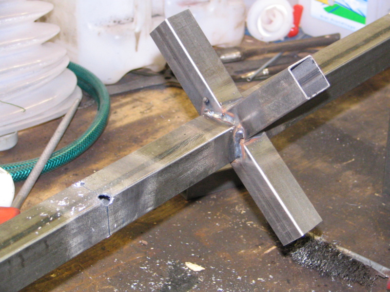 Die ersten angescheißten Ausleger für Pre-Start, zu sehen sind auch die Bohrungen für die Kabelauslässe 