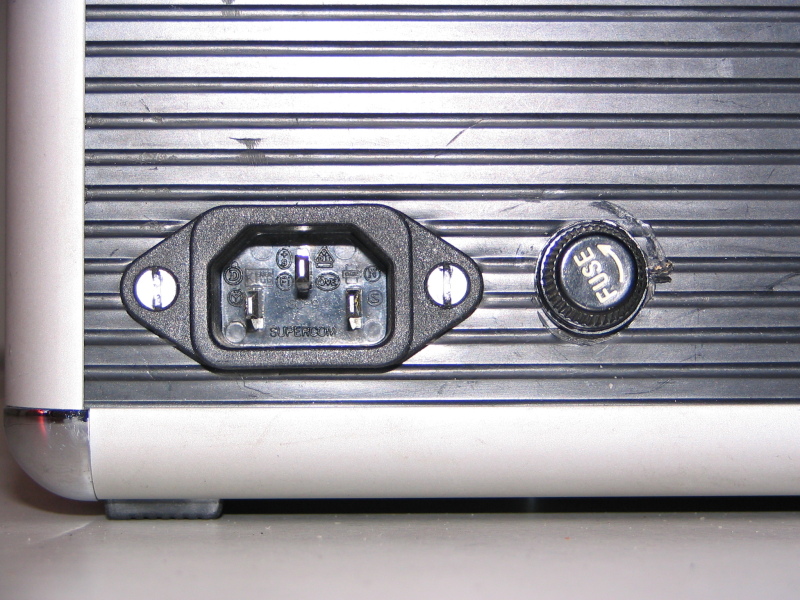 Kaltgeräte-Steckdose und Sicherung